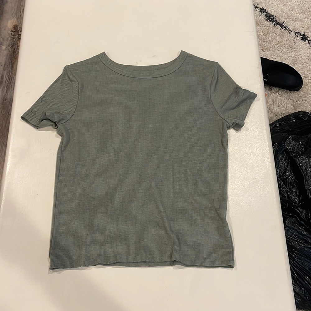 Green cropped shirt